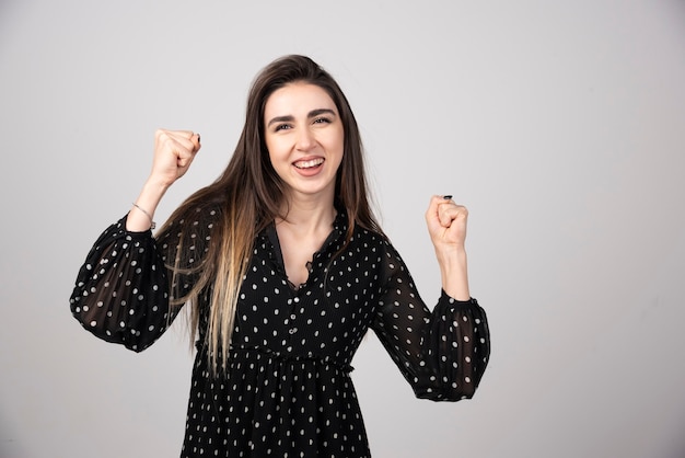 Foto gratuita retrato de mujer hermosa que se siente alegre.