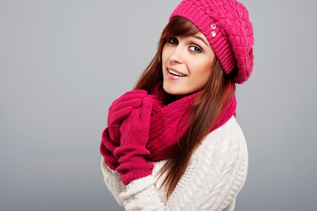 Retrato de mujer hermosa en ropa de invierno