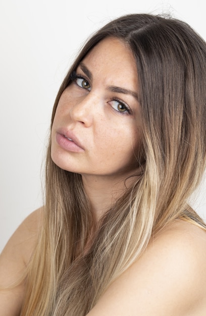 Retrato de mujer hermosa en la sala sentado y mirando en vestido negro