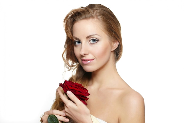 Retrato de mujer hermosa sensual con rosa roja sobre blanco