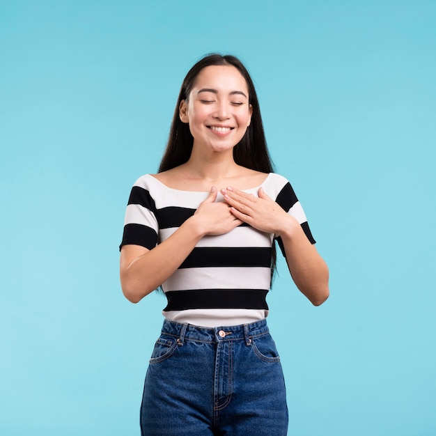 Retrato mujer hermosa siendo feliz