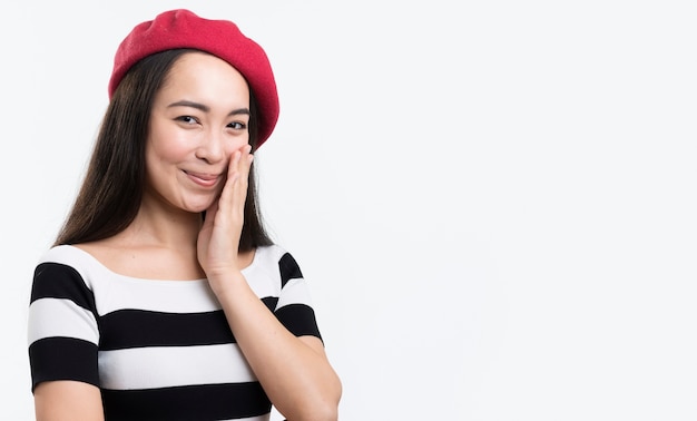 Foto gratuita retrato mujer hermosa con sombrero rojo