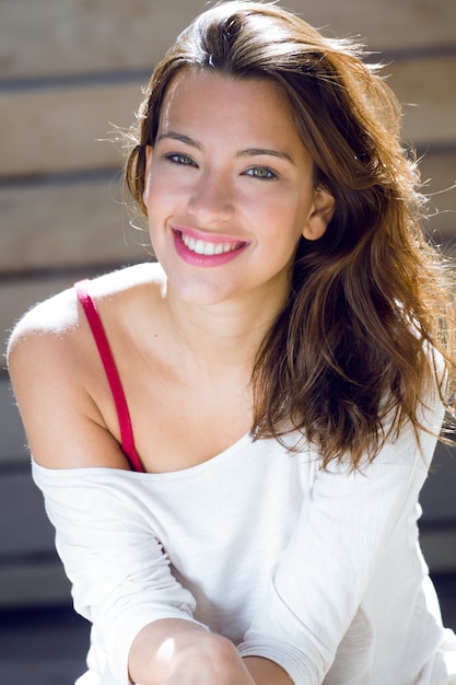 Foto gratuita retrato de mujer hermosa con sonrisa en casa