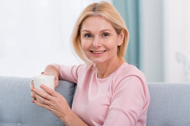 Retrato de mujer hermosa sosteniendo una taza