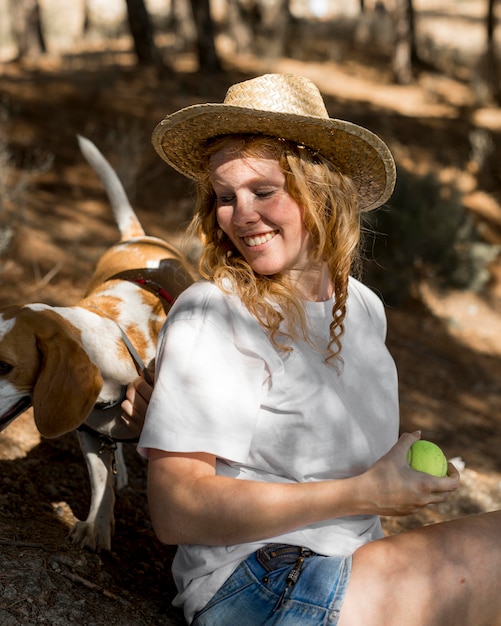 Foto gratuita retrato de mujer hermosa y su perro