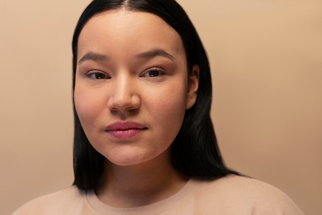 Retrato de mujer hermosa durante su rutina de cuidado de la piel