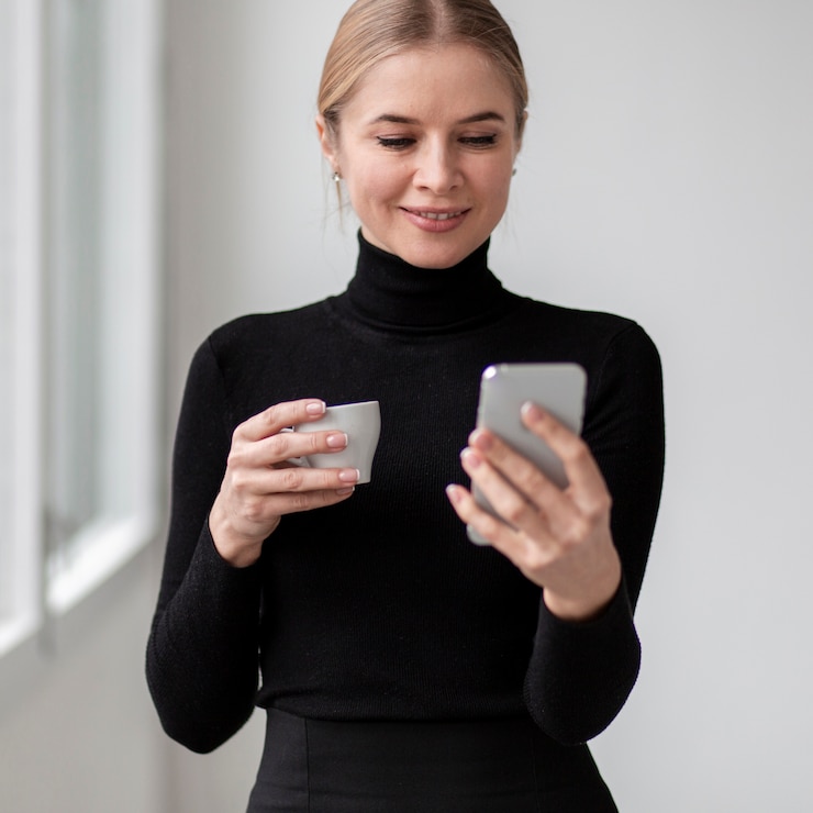Foto gratuito retrato mujer hermosa con teléfono