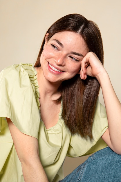 Foto gratuita retrato de mujer hermosa de tiro medio