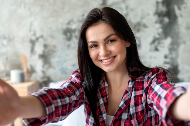 Retrato de mujer hermosa tomando un selfie