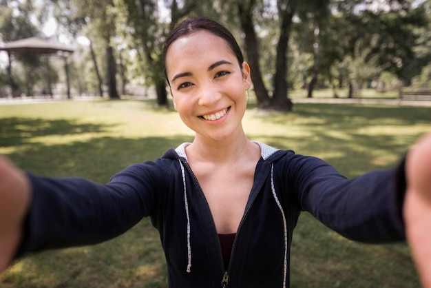 Retrato de mujer hermosa tomando un selfie