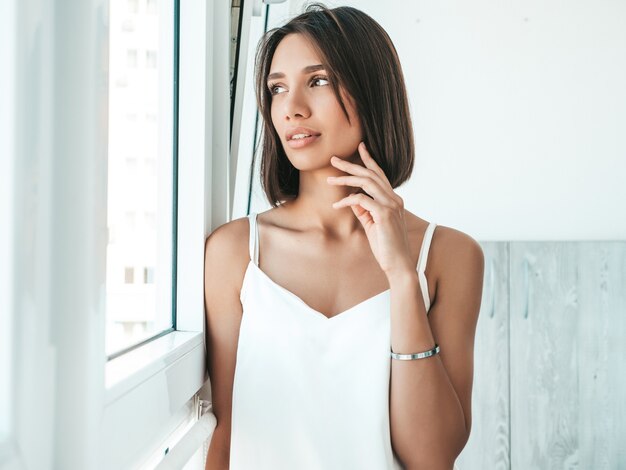 Retrato de mujer hermosa vestida con pijama blanco.