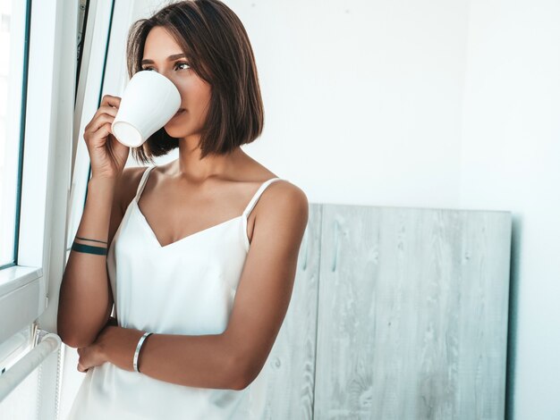 Retrato de mujer hermosa vestida con pijama blanco