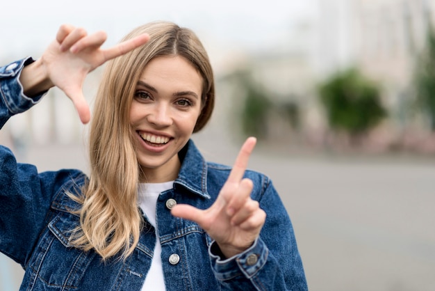 Foto gratuita retrato, de, mujer hermosa