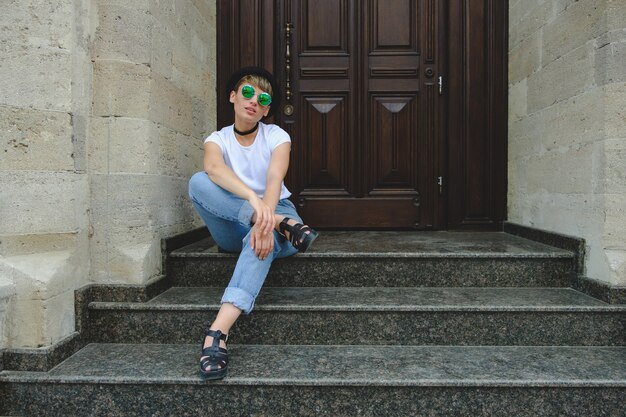 Retrato de mujer hipster con maquillaje natural y corte de pelo corto disfrutando del tiempo libre al aire libre