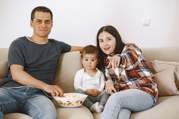 Retrato de mujer y hombre abrazando a su pequeño niño lindo