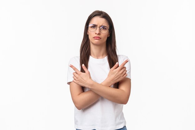 retrato de mujer indecisa, perpleja y confundida