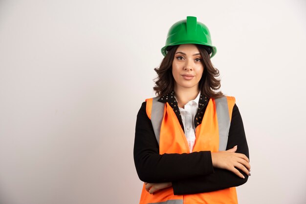 Retrato de mujer ingeniero en blanco