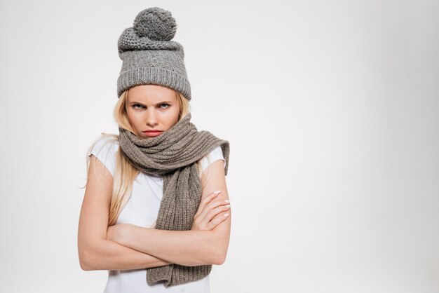 Retrato de una mujer insatisfecha molesta con sombrero de invierno