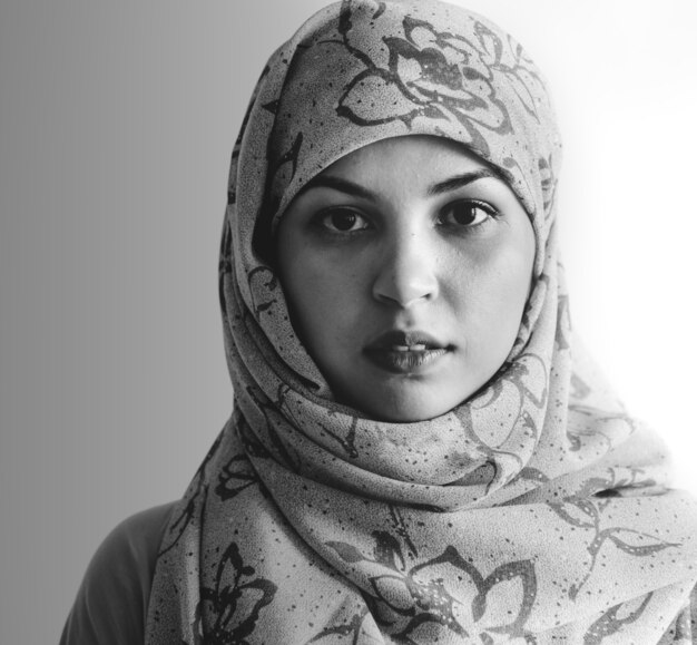 Retrato de mujer islámica mirando a cámara