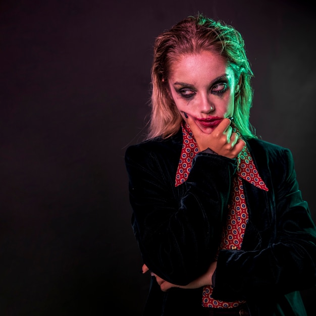 Foto gratuita retrato de mujer de joker con cara de póker