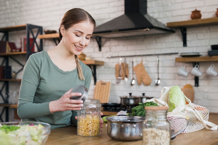 Foto gratuito retrato de mujer joven abriendo frasco con pasta orgánica