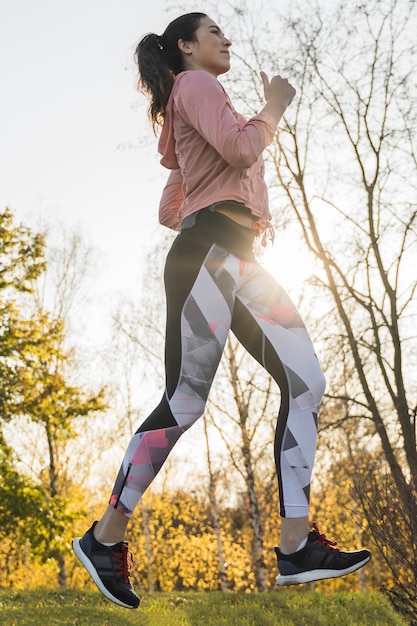 Foto gratuita retrato de mujer joven activa corriendo