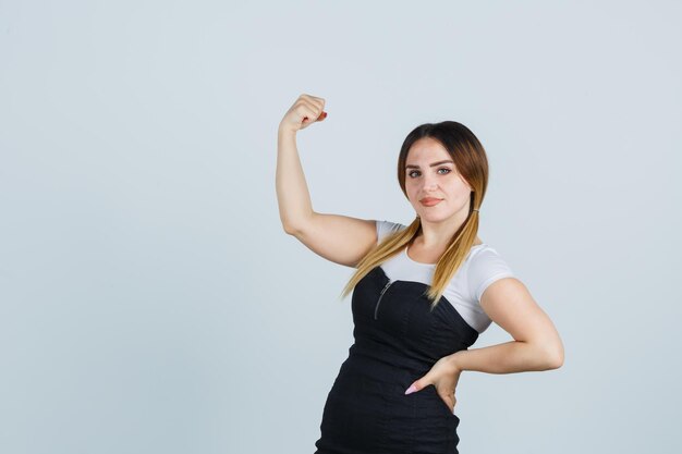 Retrato, de, mujer joven, actuación, músculos