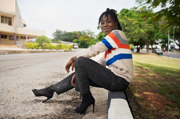 retrato, de, mujer joven, con, afro, rastas