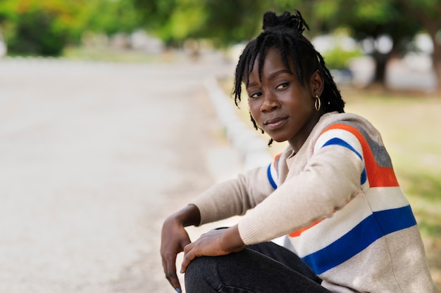 retrato, de, mujer joven, con, afro, rastas