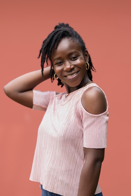 Foto gratuita retrato, de, mujer joven, con, afro, rastas