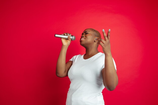 Retrato de mujer joven afroamericana en rojo