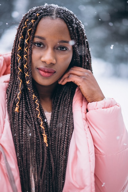 Retrato de mujer joven afroamericana