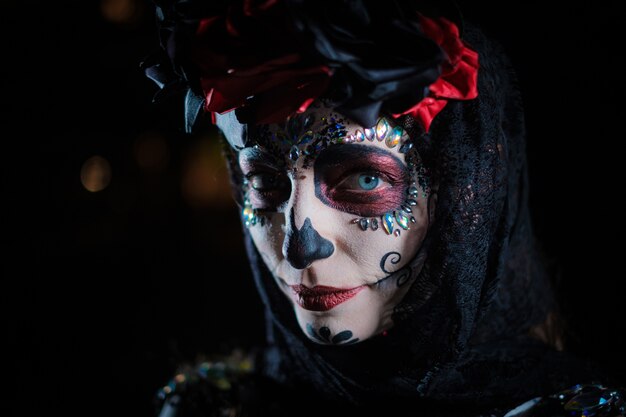 Retrato de una mujer joven al estilo de la fiesta mexicana del Día de los Muertos