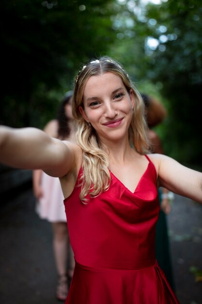 Retrato, de, mujer joven, al lado de, ella, amigos, en, prom