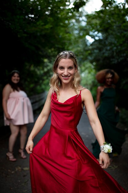 Retrato, de, mujer joven, al lado de, ella, amigos, en, prom