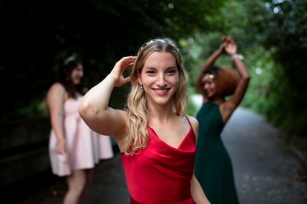 Retrato, de, mujer joven, al lado de, ella, amigos, en, prom