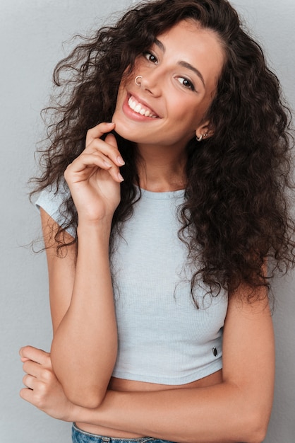 Foto gratuita retrato de mujer joven alegre mirando la cámara