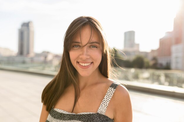 Retrato de mujer joven alegre