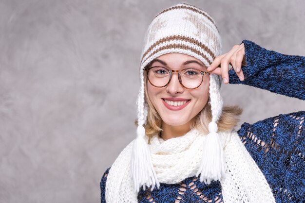 Retrato de mujer joven con anteojos