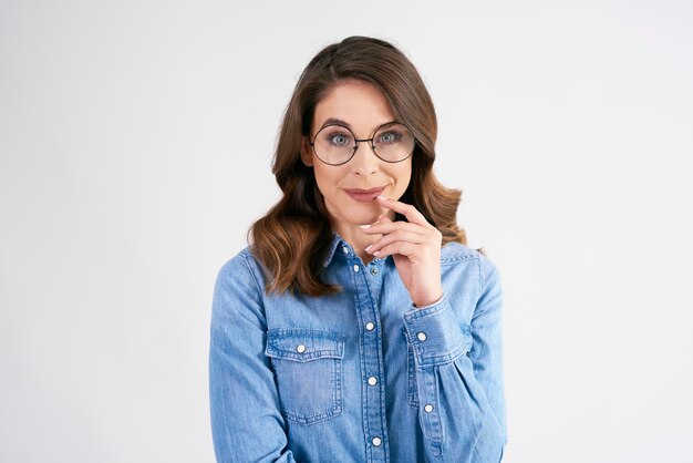 Retrato, de, mujer joven, con, anteojos