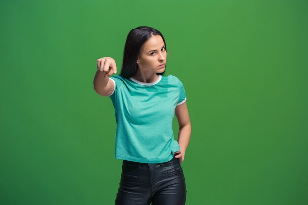 Retrato de mujer joven apuntando hacia el frente