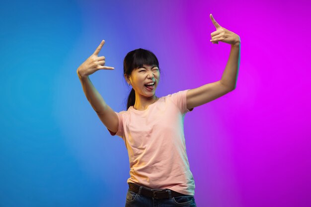 Retrato de mujer joven asiática en gradiente en neón