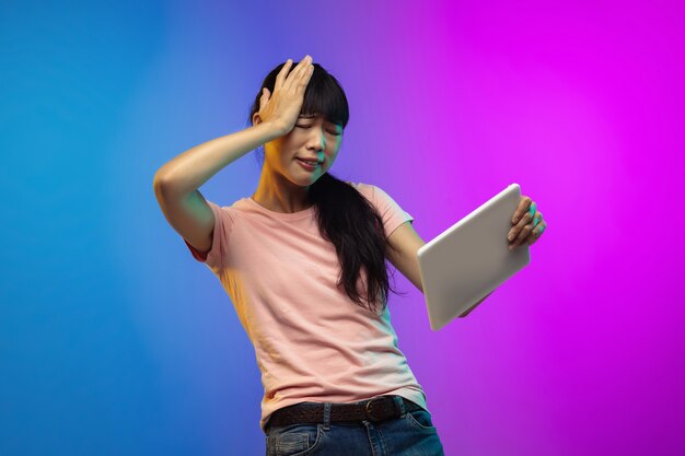 Retrato de mujer joven asiática en gradiente en neón