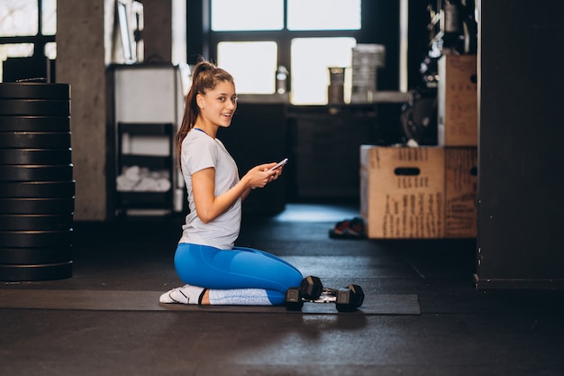 Retrato de mujer joven atractiva haciendo ejercicios de yoga o pilates