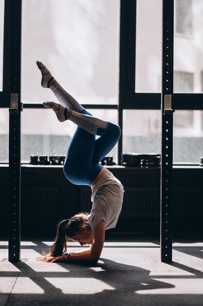 Retrato de mujer joven atractiva haciendo ejercicios de yoga o pilates