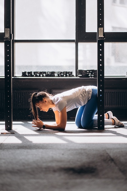 Foto gratuita retrato de mujer joven atractiva haciendo ejercicios de yoga o pilates