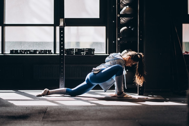 Retrato de mujer joven atractiva haciendo yoga