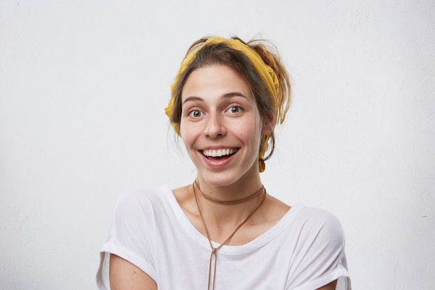 Retrato de mujer joven atractiva sonriendo.