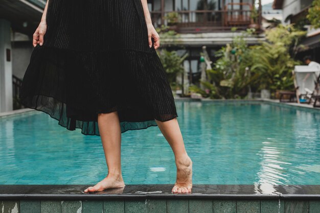 Retrato de mujer joven y atractiva en vestido elegante, sombrero de paja, estilo de verano, tendencia de moda, vacaciones, sonriendo, accesorios elegantes, gafas de sol, posando en villa tropical en Bali