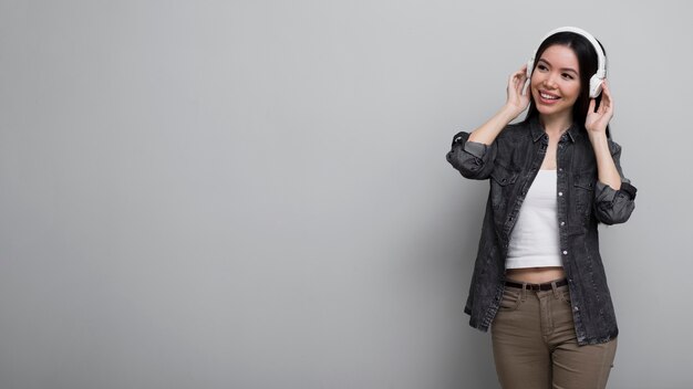 Retrato de mujer joven con auriculares en